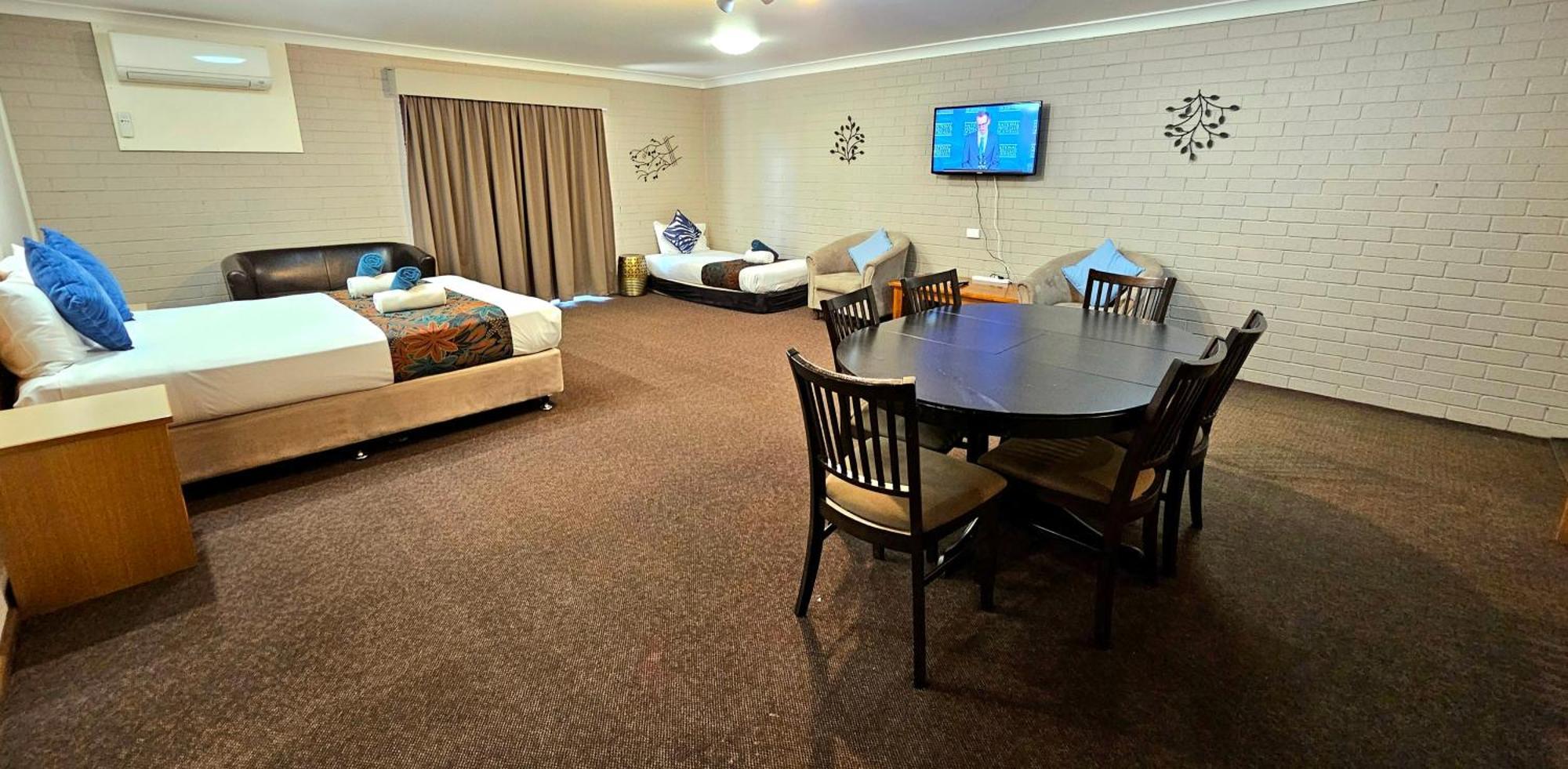 Hilltops Retreat Motor Motel Young