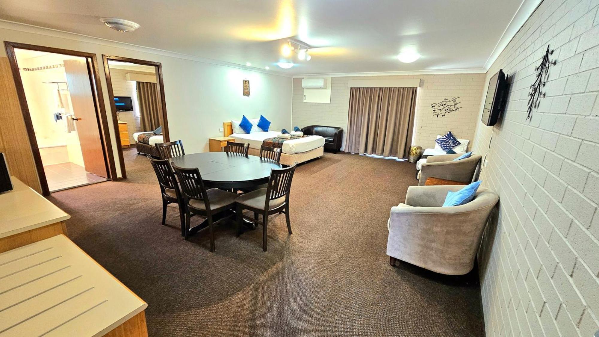 Hilltops Retreat Motor Motel Young
